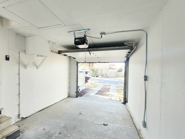 Building Photo - two bedroom duplex