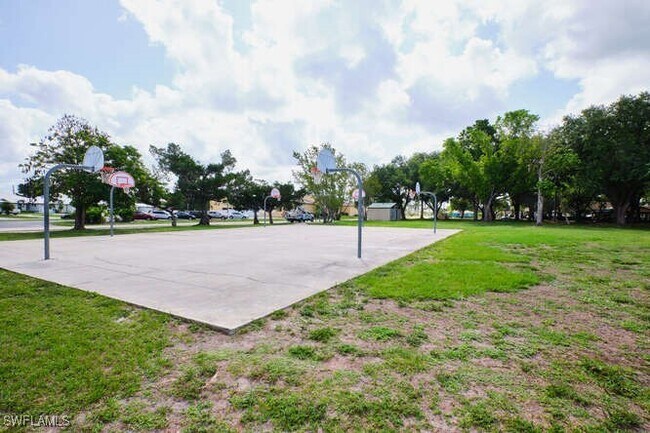 Building Photo - 4104 SE 12th Pl
