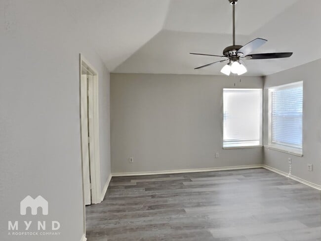 Building Photo - 4961 Briar Oaks Ln