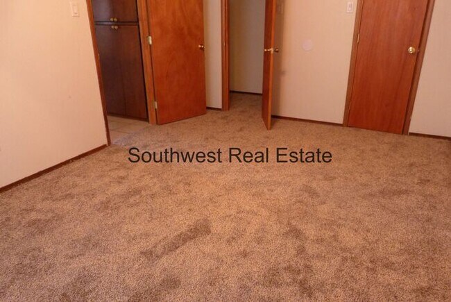 Building Photo - Spacious 2 bedroom 1 bath with a fireplace!