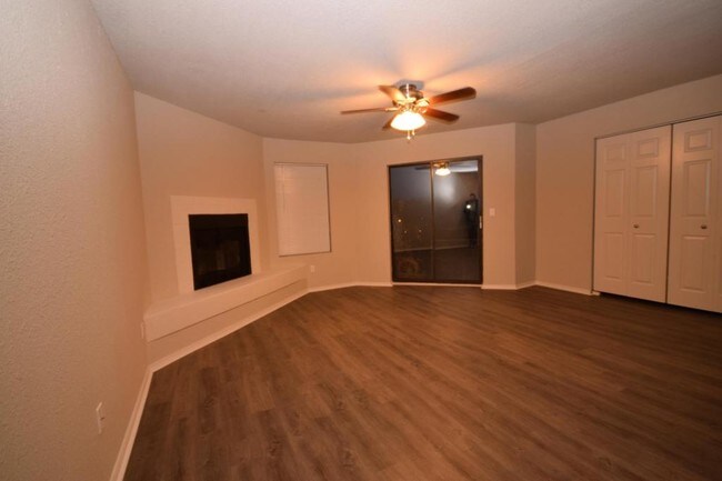 Building Photo - 1030 W Rochier