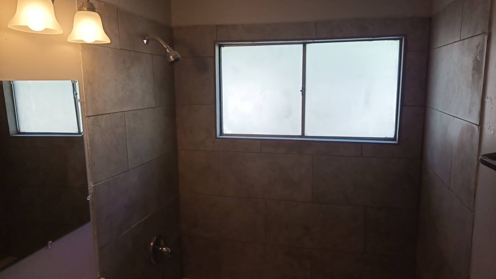 Building Photo - 2441 N Oswego Ave