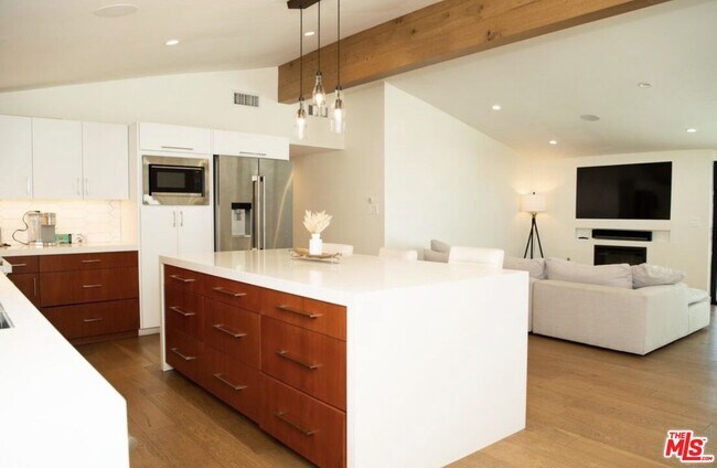 Building Photo - 6329 Jumilla Ave