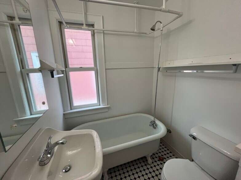 Building Photo - 3040 N Fratney St