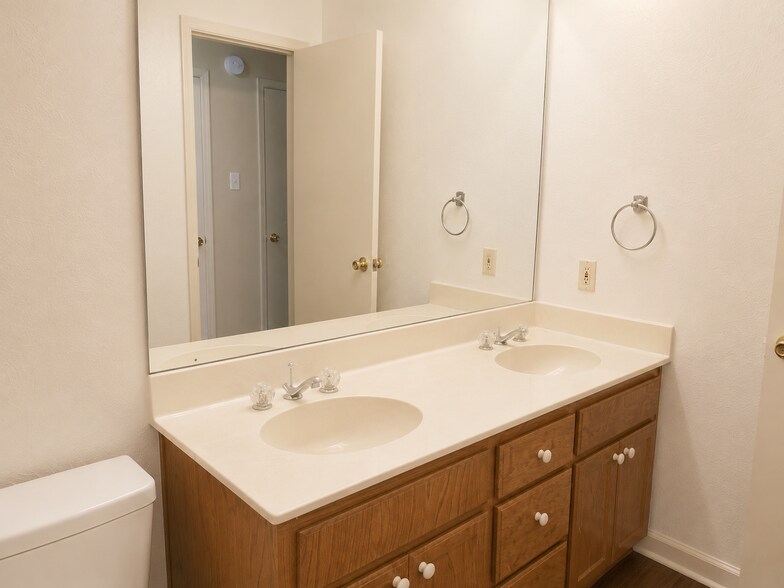 Building Photo - 126 Hollyhill Ln