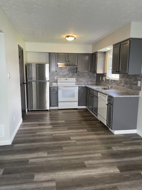 Building Photo - 3824 Longton Dr
