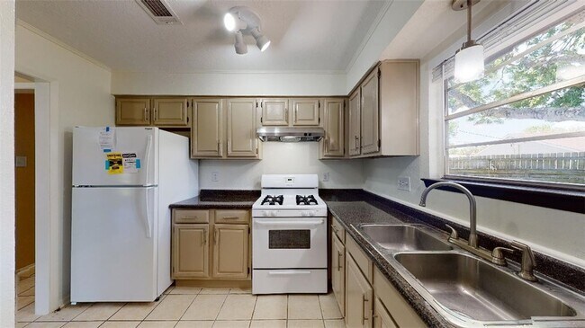 Building Photo - 4130 Willow Oak St