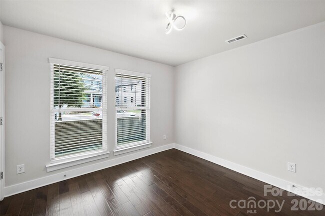 Building Photo - 1555 Duckworth Ave