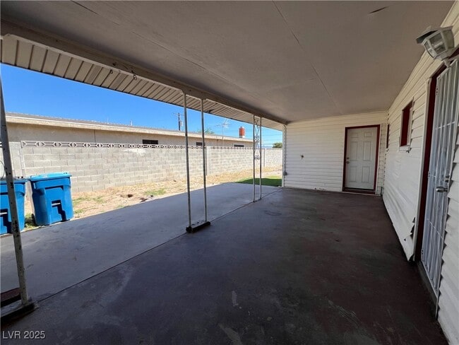 Building Photo - 1128 Greenway Dr
