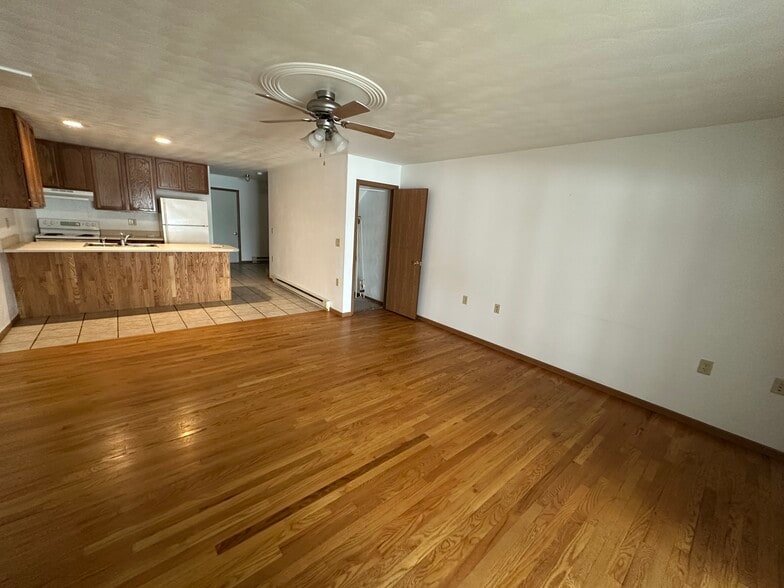 Open kitchen/ living room - 1056 Lakeshore Dr