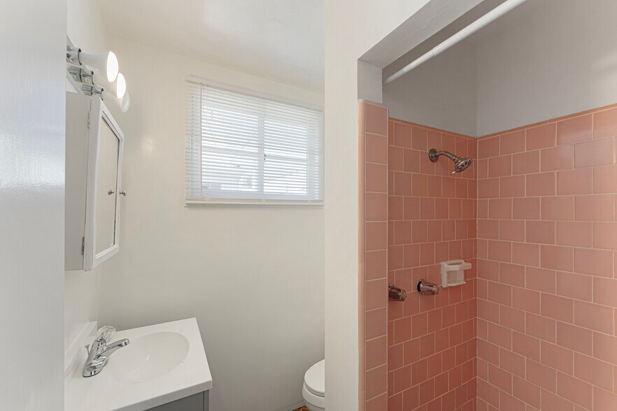 Building Photo - 332 S Crescent Dr