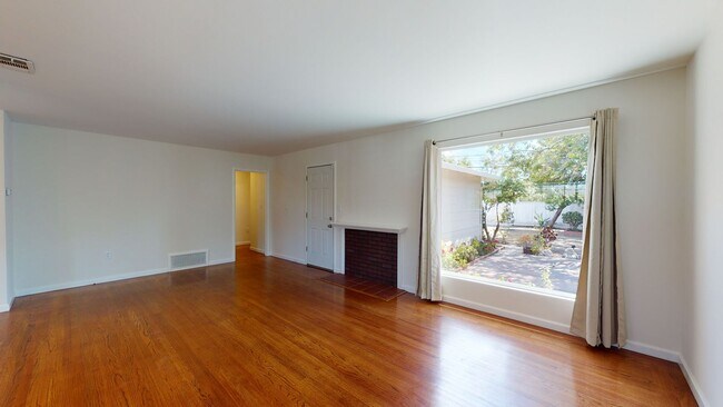 Building Photo - Updated 3 bedroom home, backyard, washer/d...