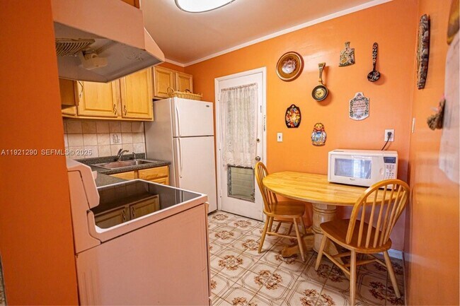 Building Photo - 16790 NE 14th Ave