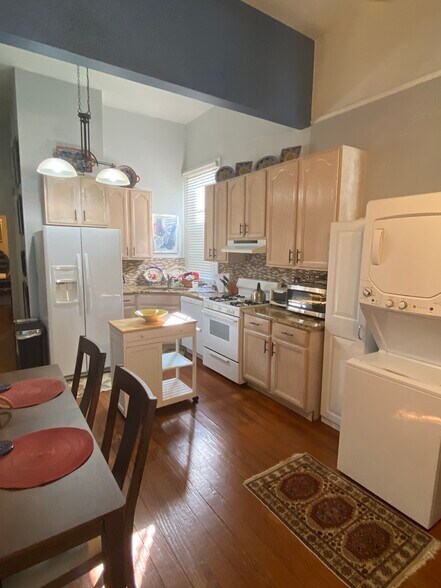 Fully furnished kitchen and laundr - 4634 Orleans Ave