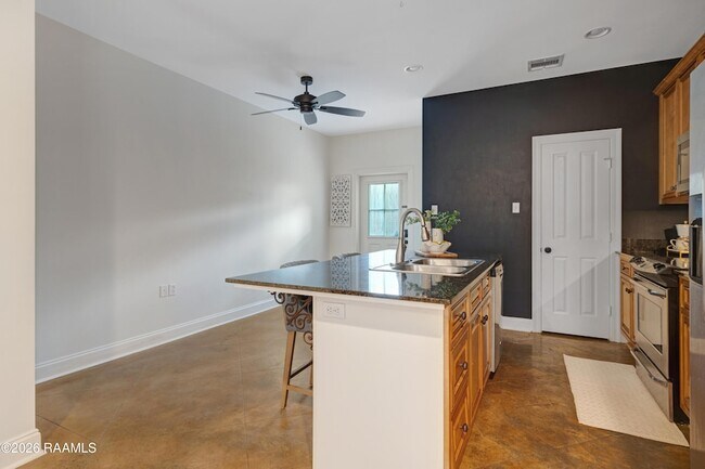 Building Photo - 701 W Taft St