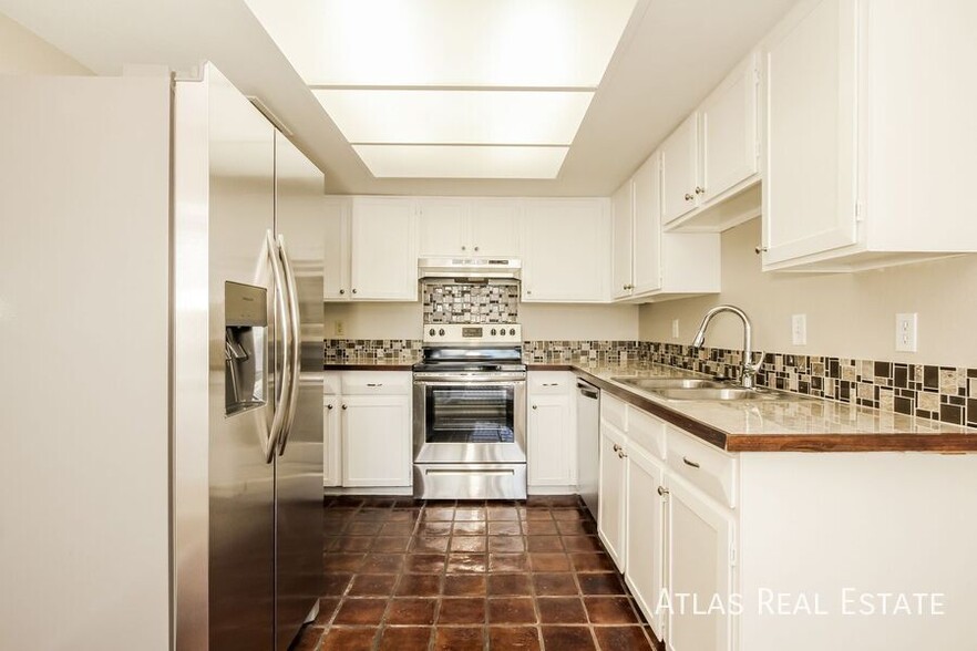 Building Photo - 4035 W Harmont Dr