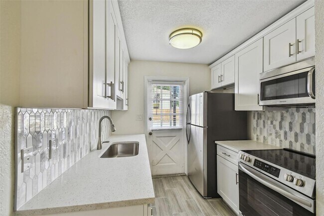 Building Photo - 208 Danube Ave