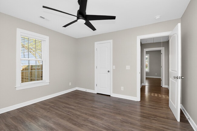 Building Photo - 4044 Dinglewood Ave