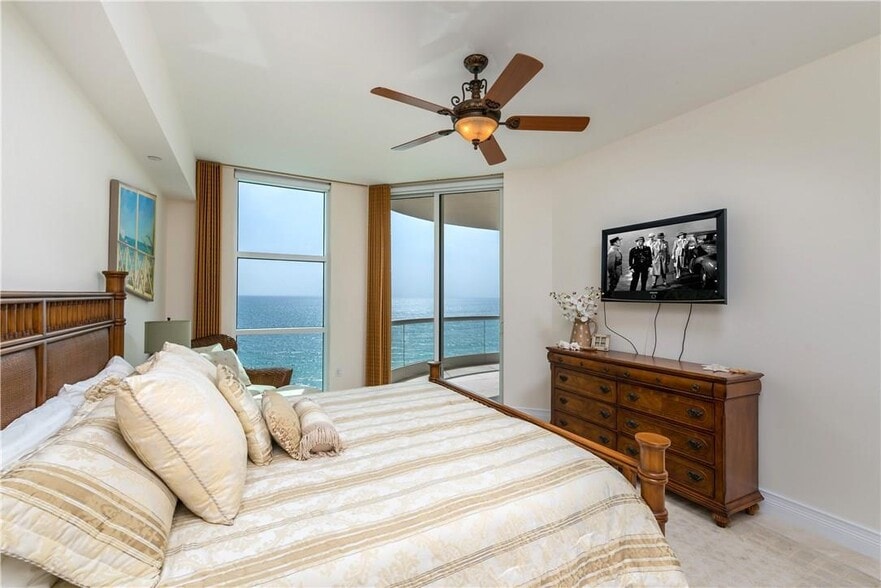 Building Photo - 16051 Collins Ave