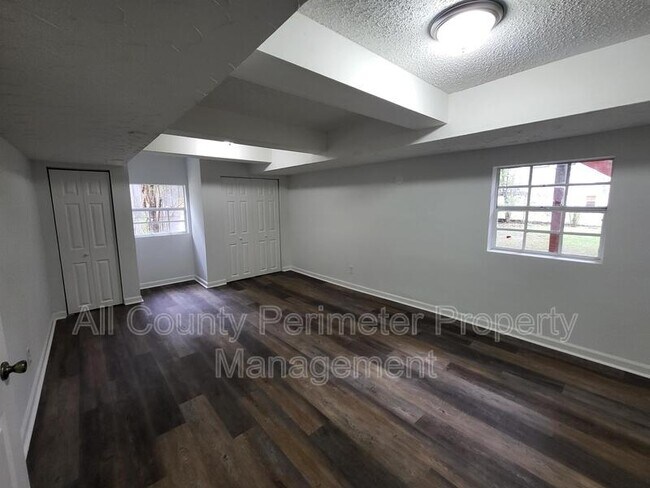 Building Photo - 6370 Ashdale Dr