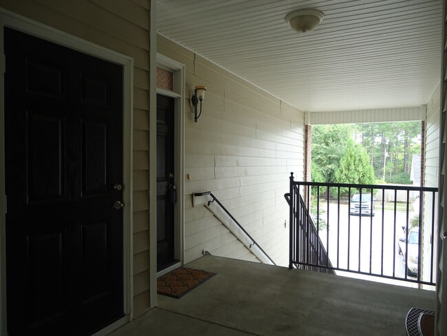 Building Photo - Beautiful 2 (possible 3) Bedroom Condo with ONE CAR GARAGE! Minutes to Bragg and Shopping