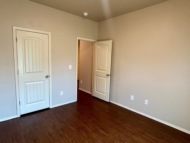 Building Photo - Beautiful 3 Bed 2 Bath Duplex!!