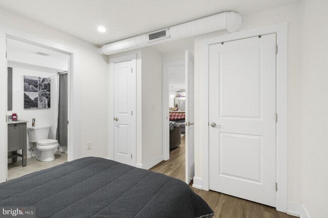 Building Photo - 2013 Mt Vernon St