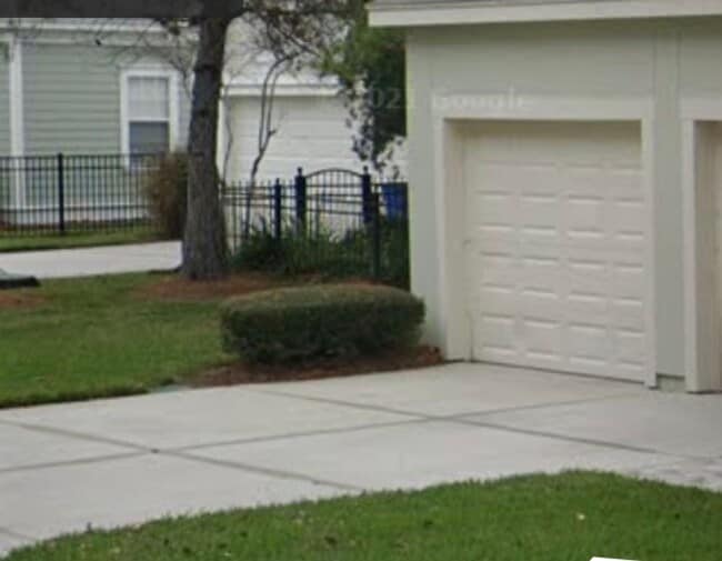 Building Photo - 848 Runner Oak St