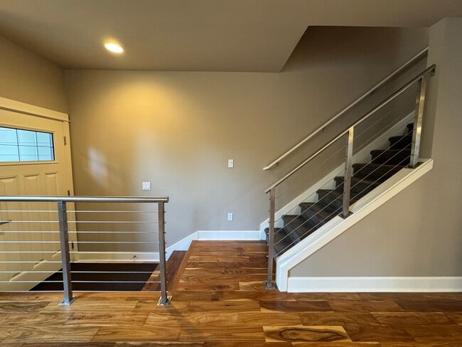 Building Photo - Amazing 2Bed/2.5 Bath Townhome in West Seattle!