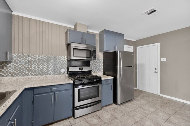 Building Photo - 2104 Hillburn Dr