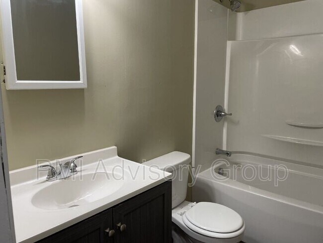 Building Photo - 940 SE Pinecrest Dr