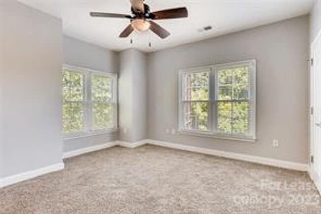 Building Photo - Wonderful craftsman style end-unit townhome