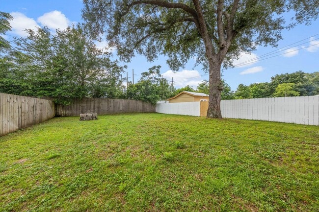 Building Photo - 876 Fairview Dr