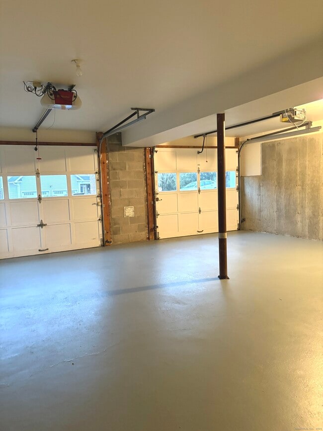 Building Photo - 5 Howes Ct