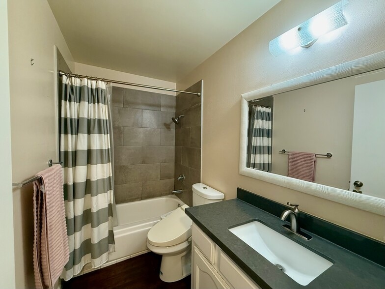 Upstairs Bathroom - 3150 Landess Ave