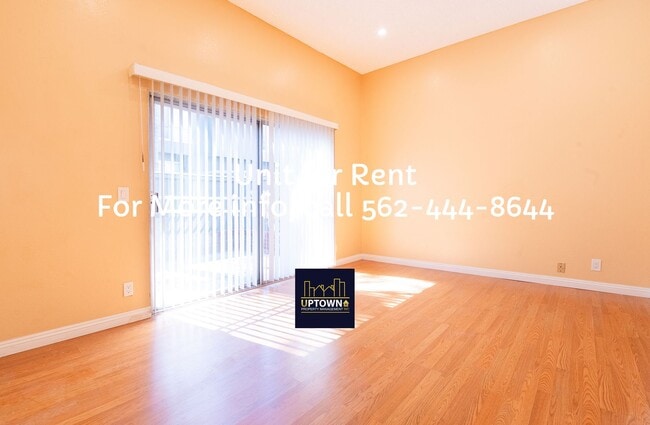 Building Photo - Townhome - 3 Bedrooms-2 Baths - Santa Ana