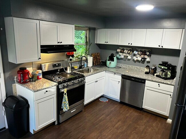 Building Photo - 1710 Ashbrook Dr