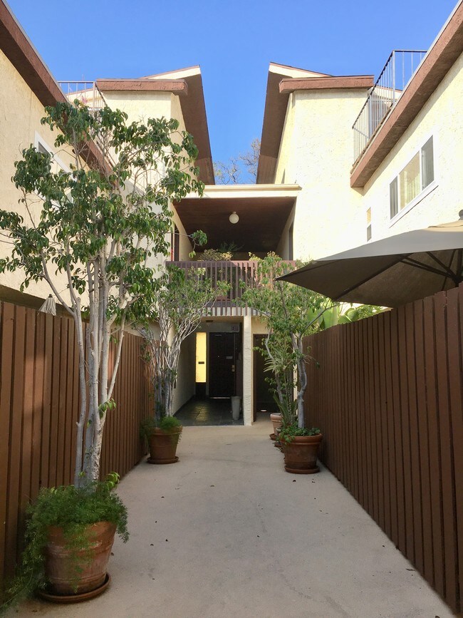 Building Photo - 1747 Barry Ave