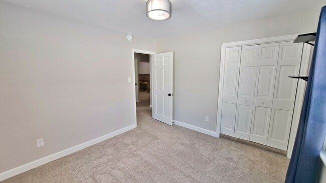 Building Photo - 3 Bed / 1-1/2 Bath Single Family Home w/2-car garage