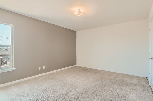 Building Photo - HUGE 5 BEDROOM HOME FOR RENT IN LUCKEY RAN...