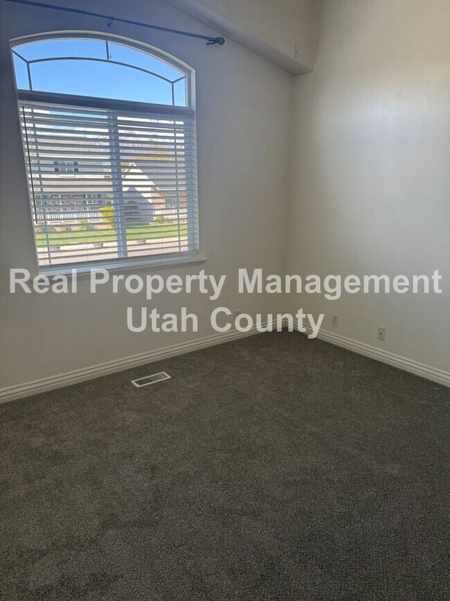 Building Photo - Large Home in Lehi!
