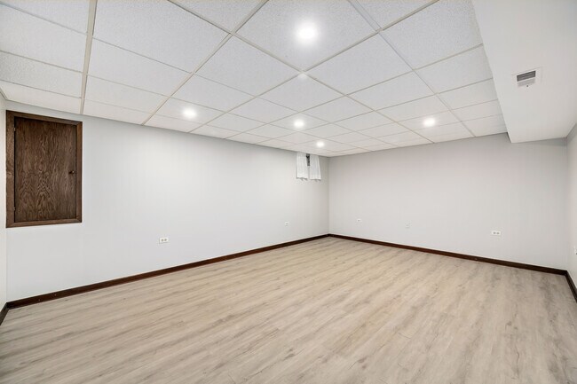 Building Photo - 887 Braintree Ln