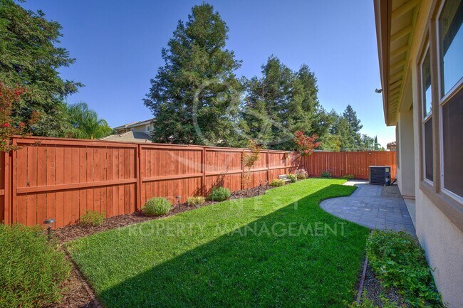 Building Photo - Fabulous floorplan; 3 bdrm 3 bthm + bonus ...