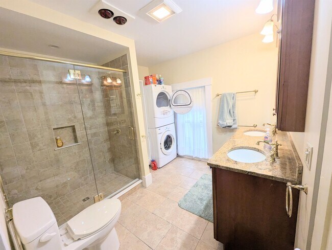 Building Photo - 613 Summer St