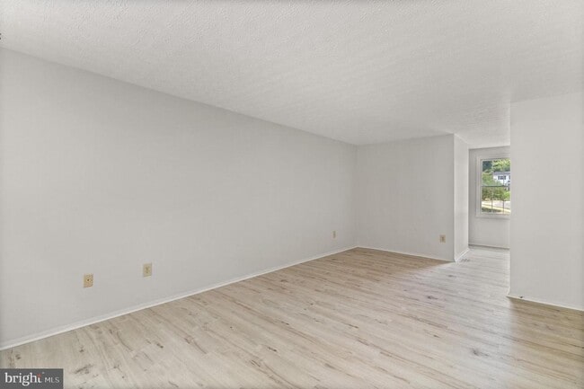 Building Photo - Gorgeous 4-Bedroom Colonial in Sought-Afte...