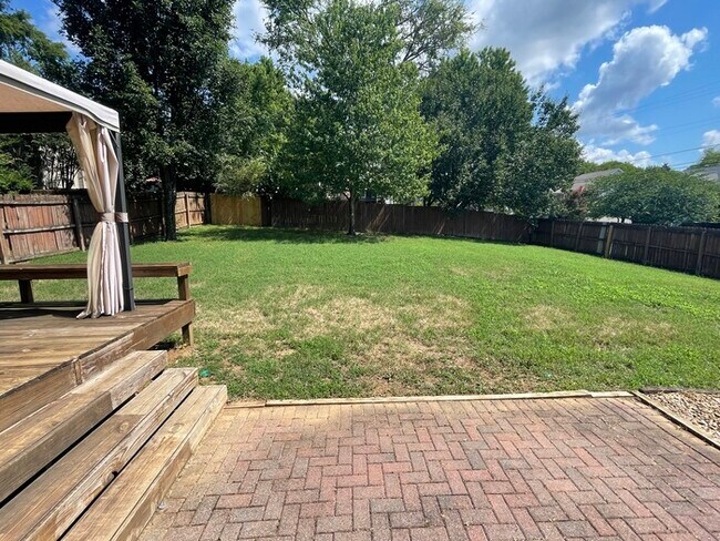 Building Photo - Harbortowne corner lot home with fenced yard and deck!