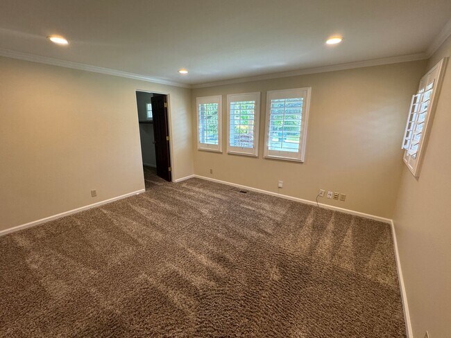 Building Photo - 255 Circle Dr