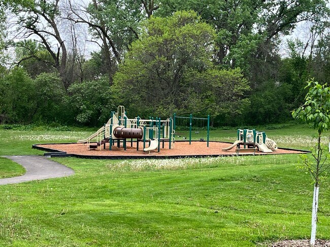 Building Photo - 4285 Evergreen Dr