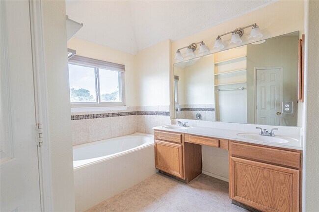 Building Photo - 6630 Bluebottle Ln