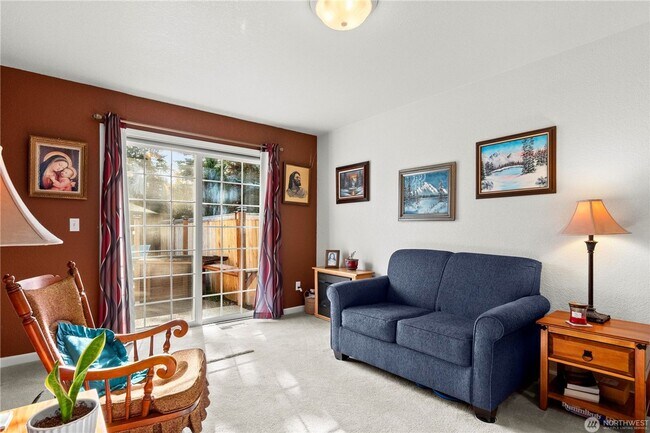 Building Photo - Quiet Updated Townhome in Prime Location!